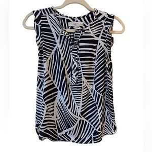 🔴3/$18 Loft Sleeveless Blouse buttons, ruffle sleeve, navy white print XS